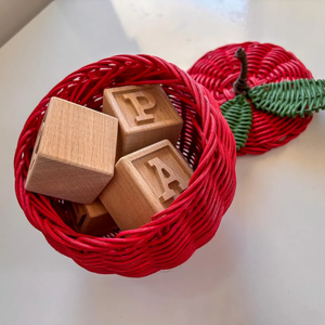 Panier en osier rouge pour chambre d'enfant, motif pomme, tressé à la main, boîte de rangement en rotin, organisateur unique au design fruitier - Product Image 2