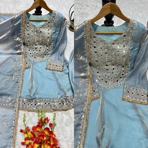 Estilo Dhoti de Moda: Traje de Seda con Bordado Intenso y Trabajo de Espejos - Product Image 5