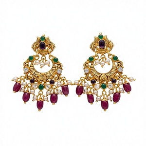 ต่างหูทองคำแท้ 22k แบบชันด์บาลีสำหรับผู้หญิง เครื่องประดับแบบดั้งเดิมของอินเดีย ประดับด้วยพลอยทับทิม มรกต และมุก - Product Image 1
