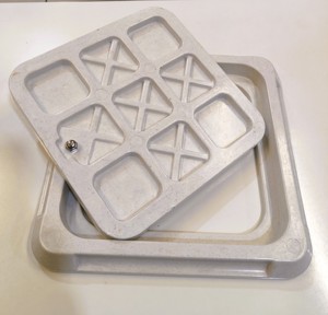 Tapas de alcantarilla de composite FRP de 18*18 con color personalizable, estándar EN124, certificadas ISO, tipos ligeros y pesados disponibles en stock. - Product Image 3