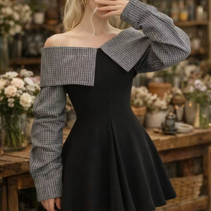 Robe mini skater à épaules dénudées, à manches à carreaux, contrastée monochrome - Product Image 1