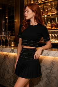 Ensemble deux pièces chic noir et or pour femme : haut court à manches courtes boutonné et mini-jupe plissée taille haute – Tenue de soirée coordonnée - Product Image 5