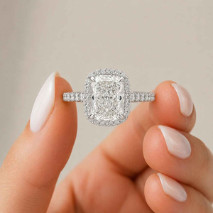 Bague de fiançailles romantique en diamant taille radiant en or 18 carats, sertie à griffes, style classique pour femme, certifiée IGI - Product Image 3