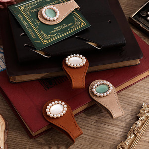 Marcador de página decorativo de hoja de arce en cuero, hecho a mano para una elegante organización de libros, a la venta a bajo precio. - Product Image 2