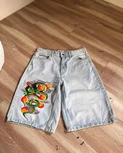 Pantalones cortos de mezclilla azul claro para hombre con diseño frontal de dragón y esferas del dragón bordados a mano, estilo casual, cintura media con botones. - Product Image 1