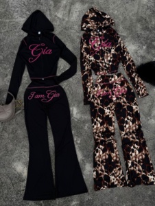 Ensemble deux pièces pour femme : sweat à capuche court zippé en maille côtelée personnalisée et pantalon évasé, haute qualité, surpiqûres contrastées, impression sérigraphiée - Product Image 2