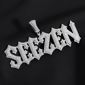 Colgante Personalizado SEEZEN con Letras Góticas y Diamantes de Moissanita al por Mayor, Joyería de Alta Gama Totalmente Brillante - Product Image 1