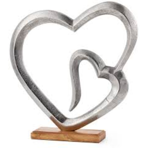 Sculpture moderne de double cœur, figurine artisanale en aluminium argenté sur base en bois de mangue, statue élégante de cœurs entrelacés - Product Image 1
