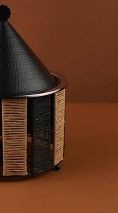 Réchaud de buffet en rotin tressé artisanal avec couvercle conique noir en forme de tagine, plat de service rond en acier inoxydable pour restaurants du Golfe - Product Image 5