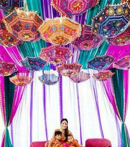 Parasol décoratif de style indien classique pour la décoration de salle de mariage, parapluie suspendu avec poignée en plastique - Product Image 5