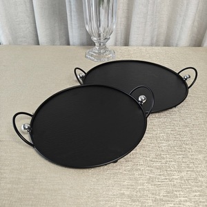 Bandeja Decorativa Moderna de Metal Negro Ovalada, Juego de 2 Piezas con Asas de Cuentas Plateadas - Product Image 1