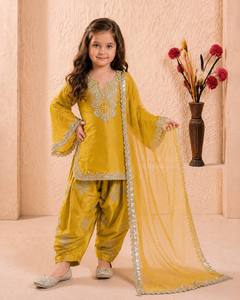 Conjunto Étnico de Diseño para Niñas, Estilo Gujarati, con Top Bordado de Seda Romana, Palazzo Farshi y Dupatta de Organza con Calado, Transpirable - Product Image 4