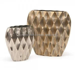 Vase à fleurs en métal artistique design pour décoration de salon de luxe, centre de table décoratif pour intérieur. - Product Image 3