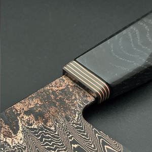 Cuchillo de cocina de cobre damasco premium con construcción de espiga completa y mango de madera natural para un rendimiento culinario equilibrado - Product Image 2