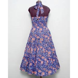 เดรสผ้าฝ้ายคุณภาพสูงมาใหม่สำหรับฤดูร้อน ดีไซน์ทันสมัย หวานละมุน ลายดอกไม้สีแดง แขนกุด ทรงเอไลน์ ความยาวปานกลาง - Product Image 5