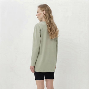 เสื้อยืดแขนยาวโอเวอร์ไซส์คุณภาพสูง ผ้าฝ้าย 100% สำหรับผู้หญิง สวมใส่สบาย ทรงหลวม น้ำหนัก 230 กรัม สไตล์สตรีทแวร์ - Product Image 5
