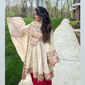 Vibrante vestido afgano Kuchi con corpiño de seda rosa y falda plisada color verde azulado con trabajo tradicional de espejos y motivos geométricos. - Product Image 5