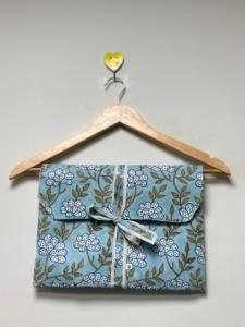 Elegante Conjunto de Pijama para Mujer |   Conjunto de Pijama de 3 Piezas con Estampado Botánico, Camisa con Botones, Pantalón y Bolsa de Viaje a Juego - Product Image 4