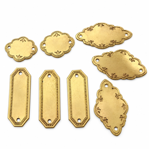 Etiquetas personalizadas de latón chapadas en oro con dos agujeros, etiquetas metálicas grabables en blanco para la fabricación de joyería, accesorios de marca, venta al por mayor. - Product Image 1