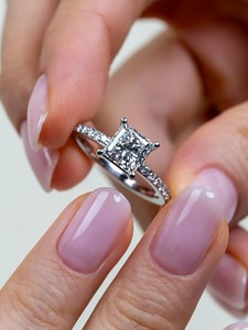 Anillo de Compromiso de Diamante Cultivado en Laboratorio con Corte Princesa de Lujo de 2.00 Ct, Banda de Oro Sólido de 18K/14K/10K con Pavé, Joyería Minimalista para Regalo de Novia - Product Image 2