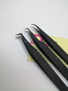 Pince à épiler professionnelle pour extensions de cils, marque privée, pointe en fibre, courbée à 90 degrés et 3 mm, pour volume russe noir – Lot de pinces à épiler pour cils - Product Image 3