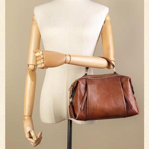 Custom Premium Quality Vintage Luxury Genuine Leather Women's Shoulder/Crossbody Handbag Zipper Open for Daily Travel Use - Product Image 5
