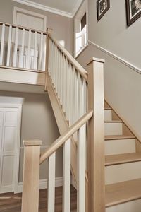 Capuchons de poteau d'escalier décoratifs en bois de peuplier, écologiques et durables, pièces d'escalier au design minimaliste, en bois massif pour intérieur, 110x110x30mm - Product Image 4