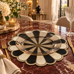Set de table en verre noir ivoire perlé à motif de pétales alternés |   Tapis festonnés modernes faits à la main, résistants à la chaleur et écologiques - Product Image 2