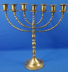 Chandeliers Minimalistes Menorah Faits Main de Qualité Supérieure – Décoration Festive Élégante pour la Maison et la Table – Beauté Durable - Product Image 3