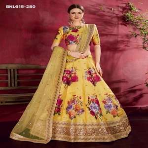 ชุดเลเฮนกา-โชลีและผ้าคลุมไหล่ลายดอกไม้พิมพ์ดิจิทัล ประดับเลื่อมและมุก ดีไซน์หรูหรา ผลิตจากผ้าไหมอาร์ตซิลค์ พร้อมจำหน่ายทั่วโลก - Product Image 1