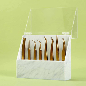 Organizador de encimera que ahorra espacio con acabado transparente y diseño de ranuras prácticas para exhibir herramientas y pinzas de forma ordenada. - Product Image 2