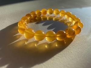 Bracelet élastique artisanal en résine marbrée ambre, perles rondes épaisses, bijoux pour femme - Product Image 6