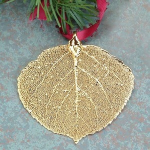 Ornement de Noël en feuille naturelle plaquée or, motif de feuille d'aspière/peuplier ultra-fin et ajouré - Product Image 1