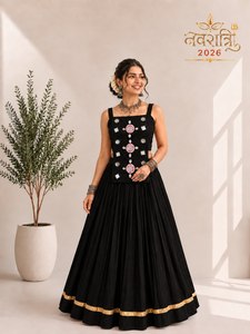 Conjunto de Blusa de Seda Romana con Adornos de Conchas y Efecto Espejo Negro de Secado Rápido y Falda Lehenga Plisada, Cuello Cuadrado, Corte Regular, Estilo Indio - Product Image 2
