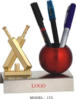 Trophée lettre X plaqué or avec porte-stylo rouge sur base métallique, logo gravé, porte-stylo sur le thème du cricket, articles promotionnels