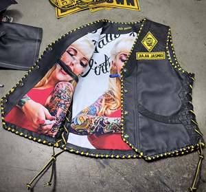 Veste de club de motards en cuir de vache véritable avec accents embossés en crocodile - Product Image 2