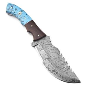 Couteau de chasse, de survie et de camping en acier Damas forgé à la main, à lame pleine, avec étui et manche en résine et bois de rose - Product Image 1