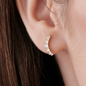 Pendientes de Oro Amarillo con Diamantes Cultivados en Laboratorio en Forma de Baguette - Product Image 1