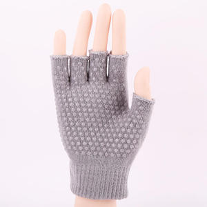 ถุงมือออกกำลังกายสำหรับมืออาชีพ ดีไซน์ทันสมัย สีพื้น ลายจุด กันลื่น สำหรับพิลาทิส โยคะ แบบครึ่งนิ้ว คุณสมบัติกันลื่น - Product Image 3