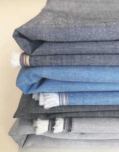 Chemise décontractée pour homme à manches longues, aspect denim, en coton, boutonnée, pour le travail, bleu uni, en chambray léger, vente en gros - Product Image 5