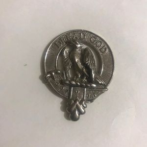 นี่คือตราสัญลักษณ์ตระกูลโอ๊กลวี ซึ่งเป็นที่นิยมทำจากดีบุก - Product Image 2