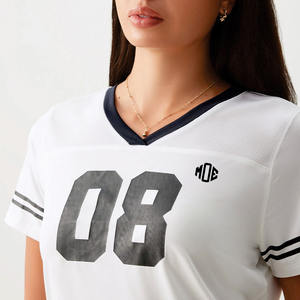 Vente en gros de maillots de football américain pour femmes, col en V, manches courtes, polyester, haut de sport, logo personnalisé, fabricant OEM en vrac, États-Unis - Product Image 2