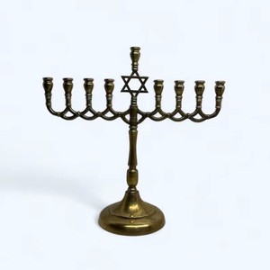 Candelabro Tradicional de Latón con Detalle de Estrella en el Centro, Soporte Decorativo para Exhibición Cultural - Product Image 1