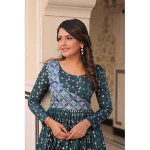 Robe de cocktail - Robe Choli en tissu jacquard avec imprimé positionné - Product Image 3