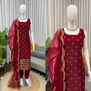 Ensemble haut de gamme en soie de verre romaine avec dupatta, orné de broderies complexes en fil et de sequins - Product Image 5