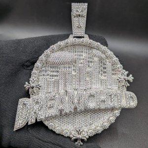 Pendentif personnalisé pour homme en argent 925 et moissanite, motif skyline urbain, serti de moissanites taille baguette et taille ronde, bijou de luxe tendance hip-hop, cadeau - Product Image 1
