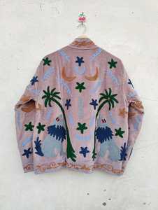 Chef-d'œuvre de la tradition et de l'élégance : Veste en velours brodée, manteau d'art populaire à motif de loup, pièce d'exception d'inspiration vintage époustouflante - Product Image 2