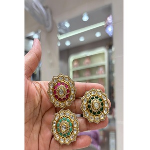 Pendientes de tuerca de moissanita chapados en oro de latón de excelente calidad, deslumbrantes y a la moda, para mujer y niña, ideales para bodas y fiestas. - Product Image 1