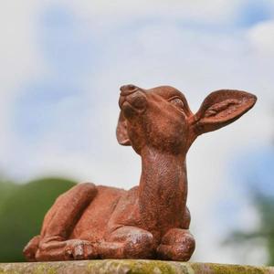 รูปปั้นกวางน้อยนั่งเคลือบสีสนิม ของตกแต่งสวน งานฝีมือประดับตกแต่งกลางแจ้ง - Product Image 2