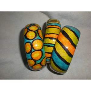 Collection Festive Légère : Bracelets en Bois Peints et Joncs Élégants - Product Image 1